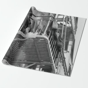 Underkläder ut till Humor Black and White Photo Presentpapper
