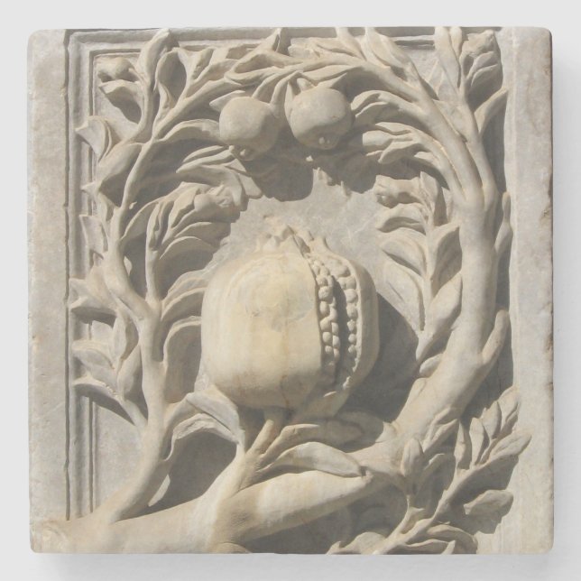 Underlägg av granatsten av stenkolsfärgad art Gran (Framsidan)