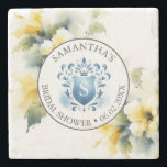 Underlägg Monogrammed Blommigt Bröllop Tema<br><div class="desc">De här underläggen har en blommigt i blått och gult. Använda mallen fält om du vill lägga till bridens anpassade information. Ett unikt val för temat blomma bröllop,  sommargåva från party eller möhippa. Unik konst och designad exklusiv att göra Berätta för en Belle.</div>