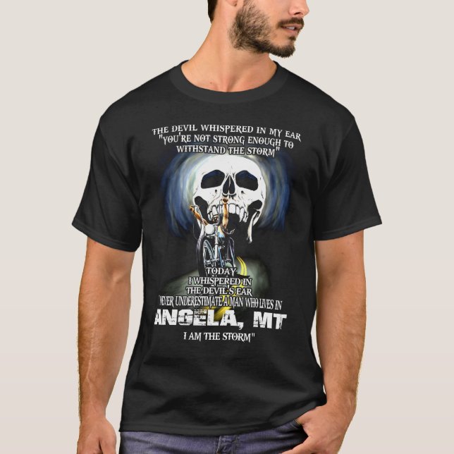 Underskatta aldrig ANGELA MT Man T Shirt (Framsida)