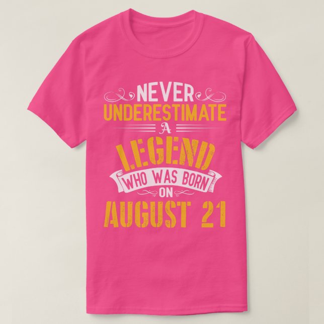 Underskatta aldrig att AWho föddes den 21 augusti T Shirt (Design framsida)