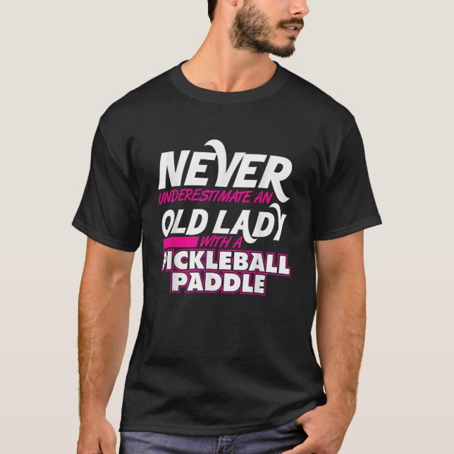 Underskatta aldrig den gamla Dam Pickleball Paddle T Shirt (Framsida)