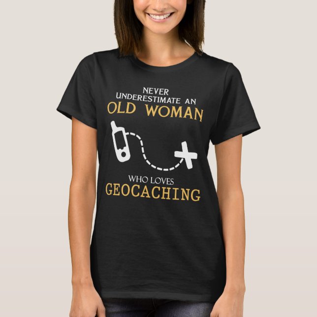 Underskatta aldrig den gamla kvinnan som kärlek la t shirt (Framsida)