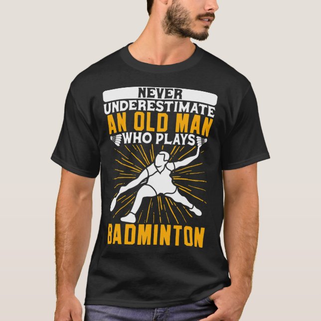 Underskatta aldrig den gamle Dminton-skytteln T Shirt (Framsida)
