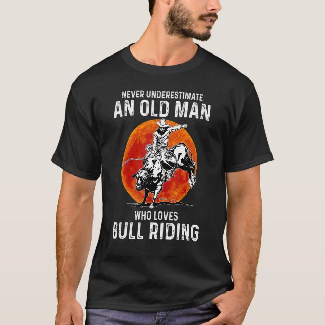 Underskatta aldrig den gamle som Kärlek Bull Ridin T Shirt (Framsida)