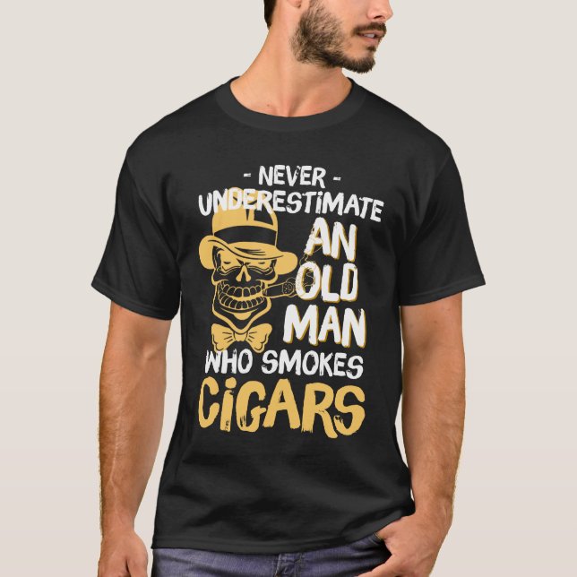 Underskatta aldrig den gammala cigarrrökaren t shirt (Framsida)