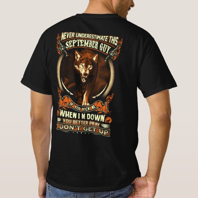 Underskatta aldrig den här september-killen t shirt (Baksida)
