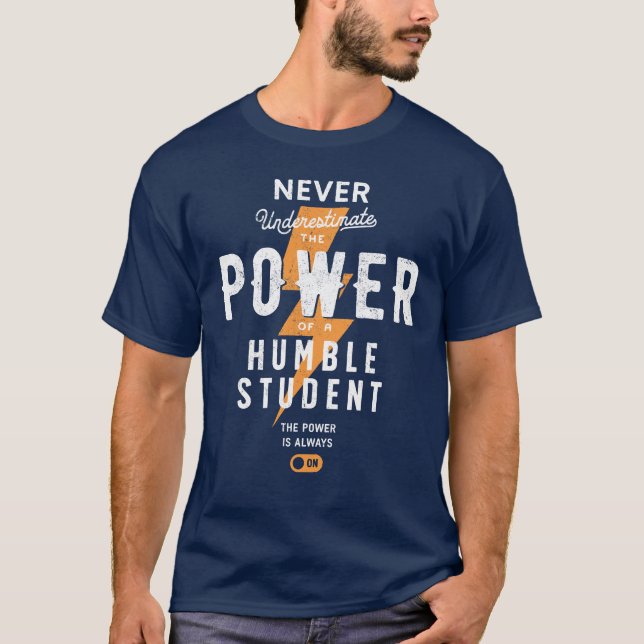 Underskatta aldrig den statliga skolan Student T Shirt (Framsida)