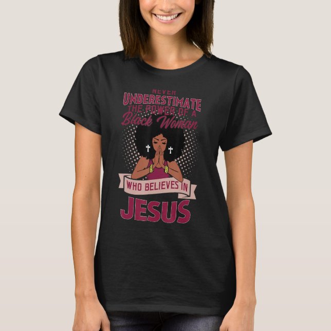 Underskatta aldrig den svarta kvinnans styrka t shirt (Framsida)