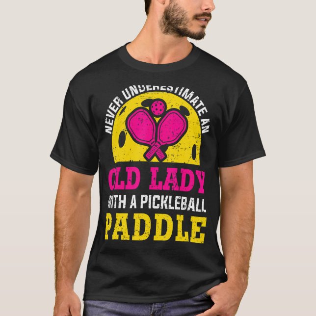 Underskatta aldrig det gamla Dam med en pickleball T Shirt (Framsida)