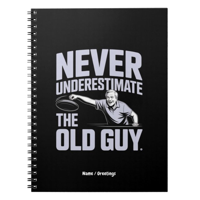 Underskatta aldrig det gamla Guy Funny Disk Golf Anteckningsbok (Framsidan)