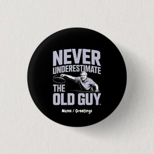 Underskatta aldrig det gamla Guy Funny Disk Golf Knapp