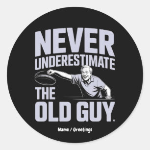 Underskatta aldrig det gamla Guy Funny Disk Golf Runt Klistermärke