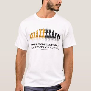 Underskatta aldrig effekten av en pjäs (schack) t-shirt