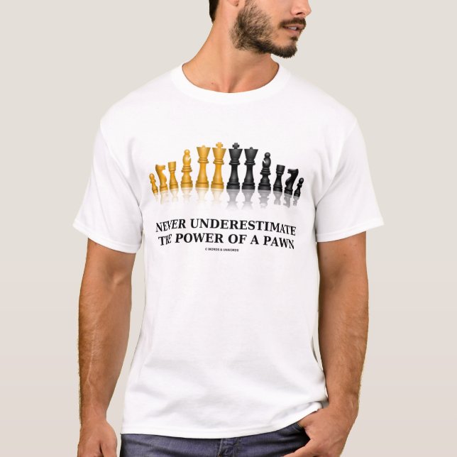 Underskatta aldrig effekten av en pjäs (schack) t-shirt (Framsida)