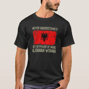 Underskatta aldrig en albansk kvinnas makt t shirt
