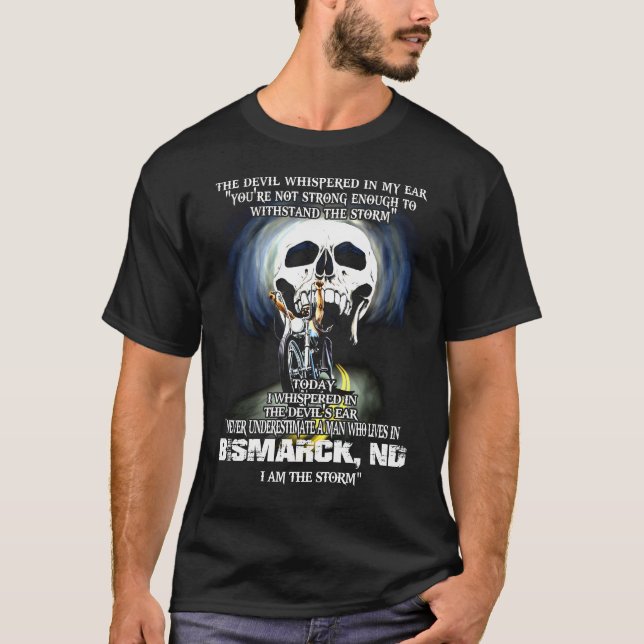 Underskatta aldrig en BISMARCK ND Man T Shirt (Framsida)