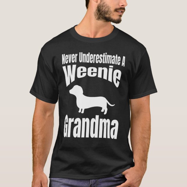 Underskatta aldrig en egen Weenie Grandma Hund äls T Shirt (Framsida)