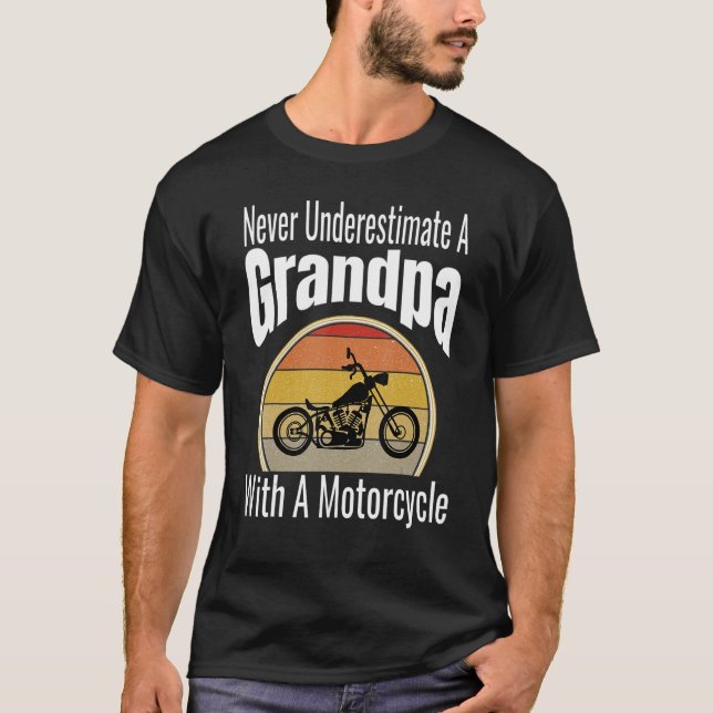 Underskatta aldrig en farfar med en motorcykel t shirt (Framsida)