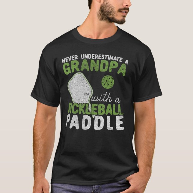 Underskatta aldrig en farfar med en Pickleball T Shirt (Framsida)