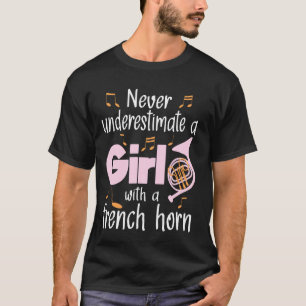 Underskatta aldrig en flicka med en Fransk horn Fr T Shirt