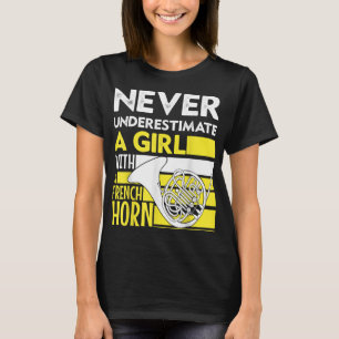 Underskatta aldrig en flicka med en Fransk horn T Shirt