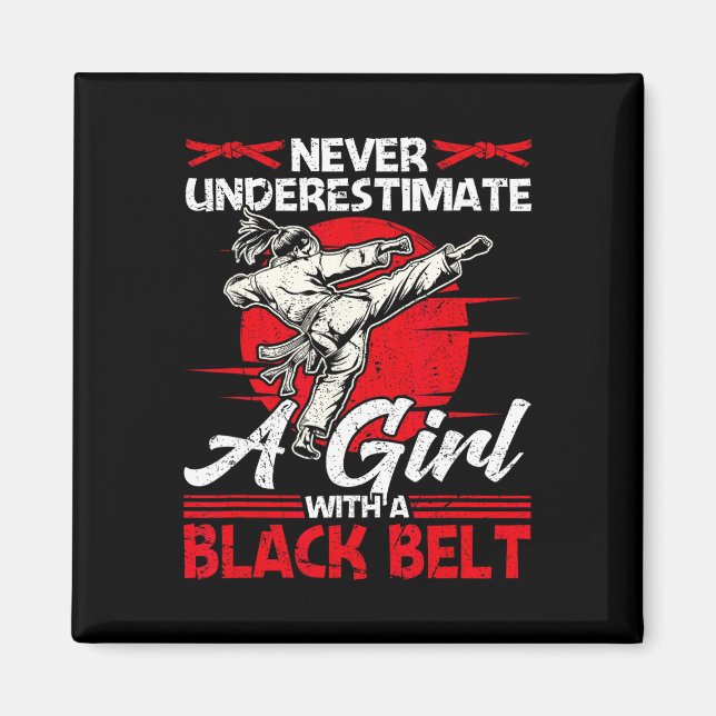Underskatta aldrig en flicka med en svart Bälte Ka Magnet (Framsidan)