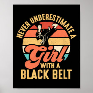 Underskatta aldrig en flicka med en svart Bälte Ka Poster
