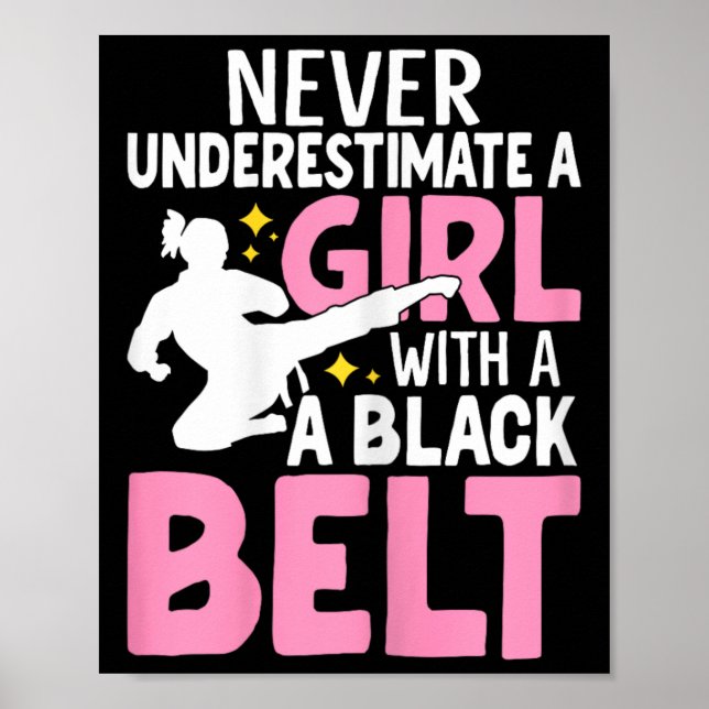 Underskatta aldrig en flicka med en svart Bälte-lu Poster (Framsidan)