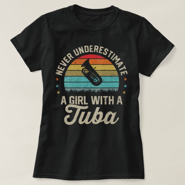 Underskatta aldrig en flicka med en tejspelarstol t shirt (Design framsida)