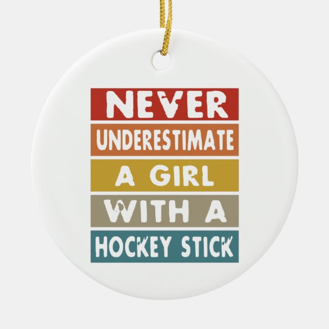 Underskatta aldrig en flicka med ett hockey Stick Julgransprydnad Keramik (Framsidan)