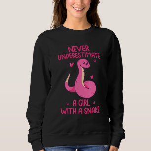 Underskatta aldrig en flicka med ett orm citat t shirt