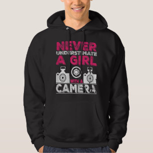 Underskatta aldrig en flicka med kamera - flicka P Hoodie