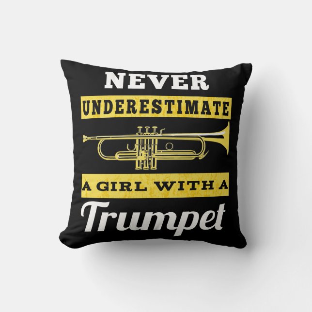 Underskatta aldrig en flicka med trumpet kudde (Framsida)