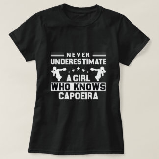 Underskatta aldrig en flicka som känner Capoeira|  T Shirt