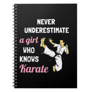 Underskatta aldrig en flicka som känner Karate Gir Anteckningsbok