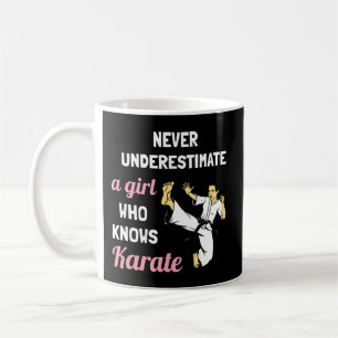 Underskatta aldrig en flicka som känner Karate Gir Kaffemugg