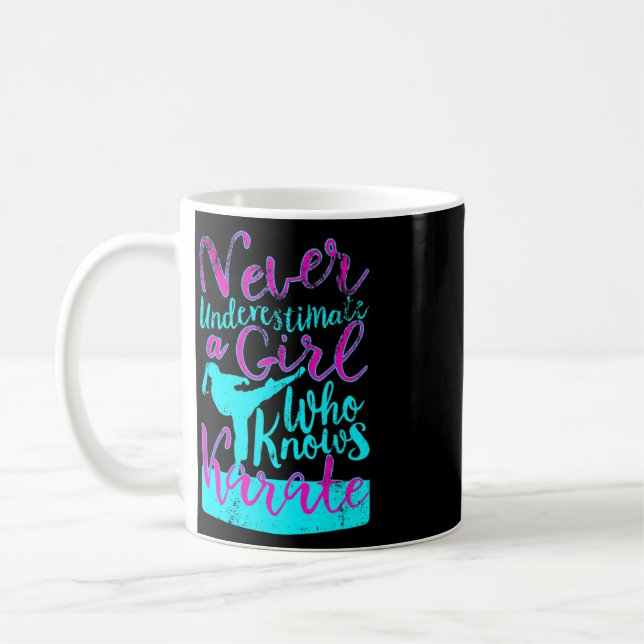 Underskatta aldrig en flicka som känner Karate Quo Kaffemugg (Vänster)
