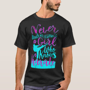 Underskatta aldrig en flicka som känner Karate Quo T Shirt