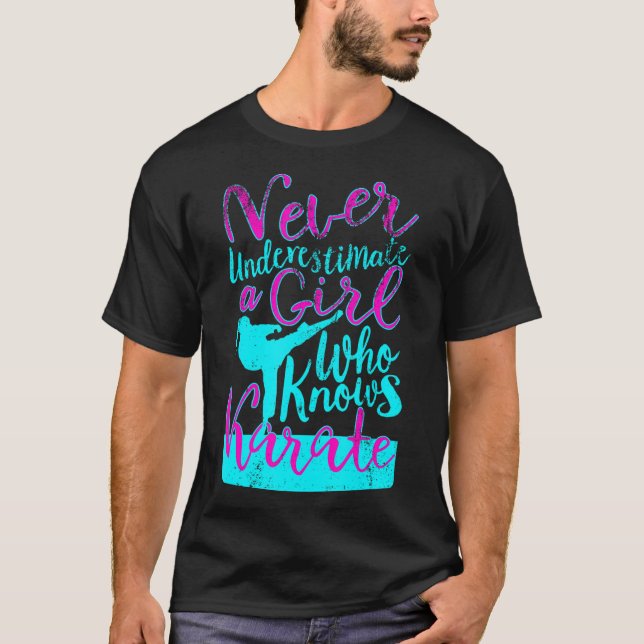 Underskatta aldrig en flicka som känner Karate Quo T Shirt (Framsida)