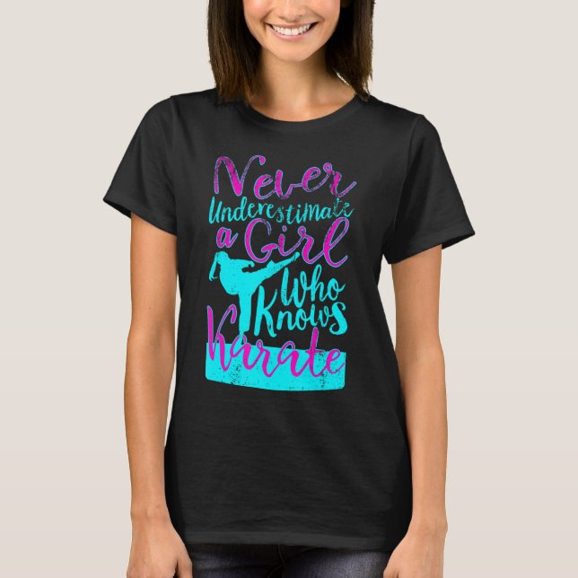 Underskatta aldrig en flicka som känner Karate Quo T Shirt (Framsida)
