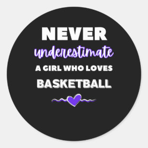 Underskatta aldrig en flicka som Kärlek Basketball Runt Klistermärke