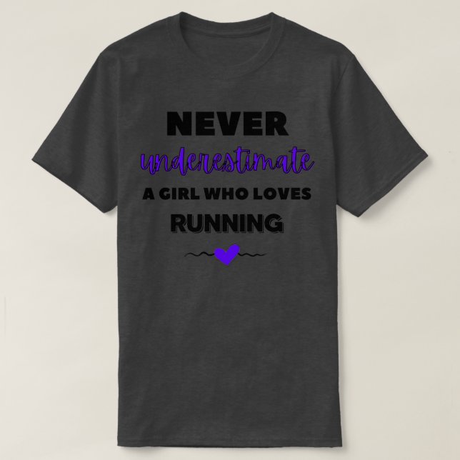 Underskatta aldrig en flicka som kärlek kör 1 t shirt (Design framsida)