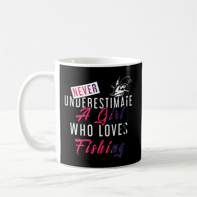 Underskatta aldrig en flicka som Kärlek som fiskar Kaffemugg (Vänster)