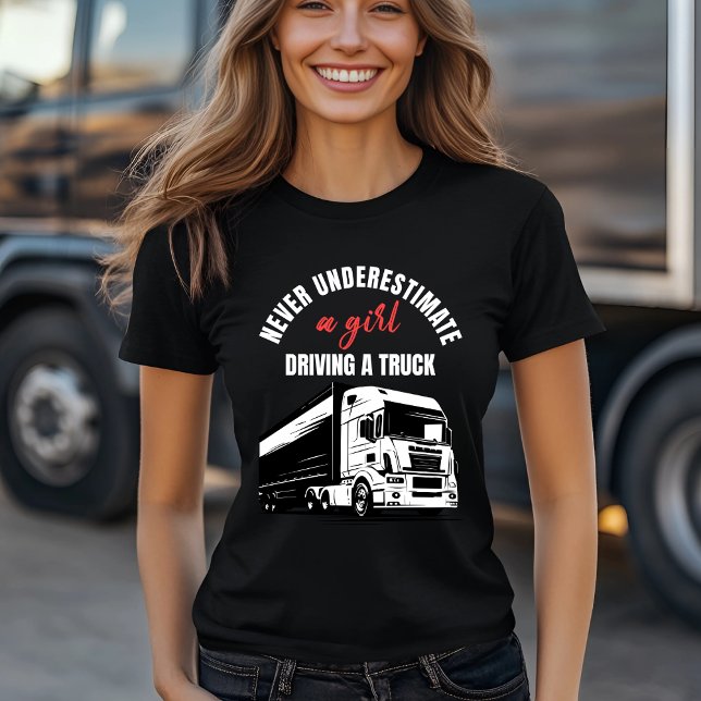Underskatta aldrig en flicka som kör i Lastbil T Shirt (Skapare uppladdad)