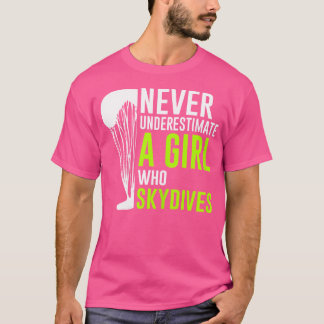 Underskatta aldrig en flicka som Skydives Funny Hi T Shirt