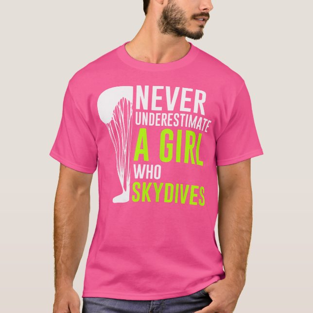 Underskatta aldrig en flicka som Skydives Funny Hi T Shirt (Framsida)