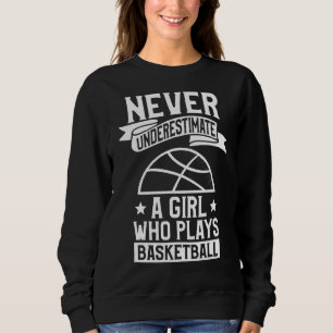 Underskatta aldrig en flicka som spelar basket 1 t shirt