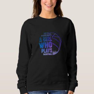 Underskatta aldrig en flicka som spelar basket 2 t shirt