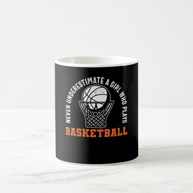 Underskatta aldrig en flicka som spelar basket kaffemugg (Center)